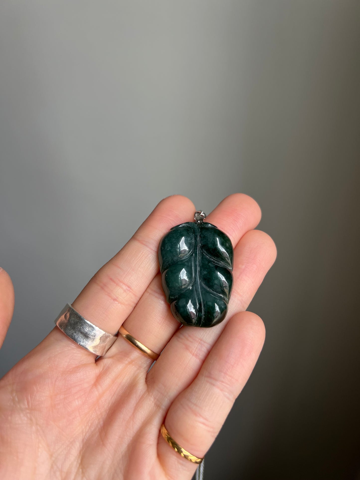 "intertwine" dark green jadeite leaf necklace