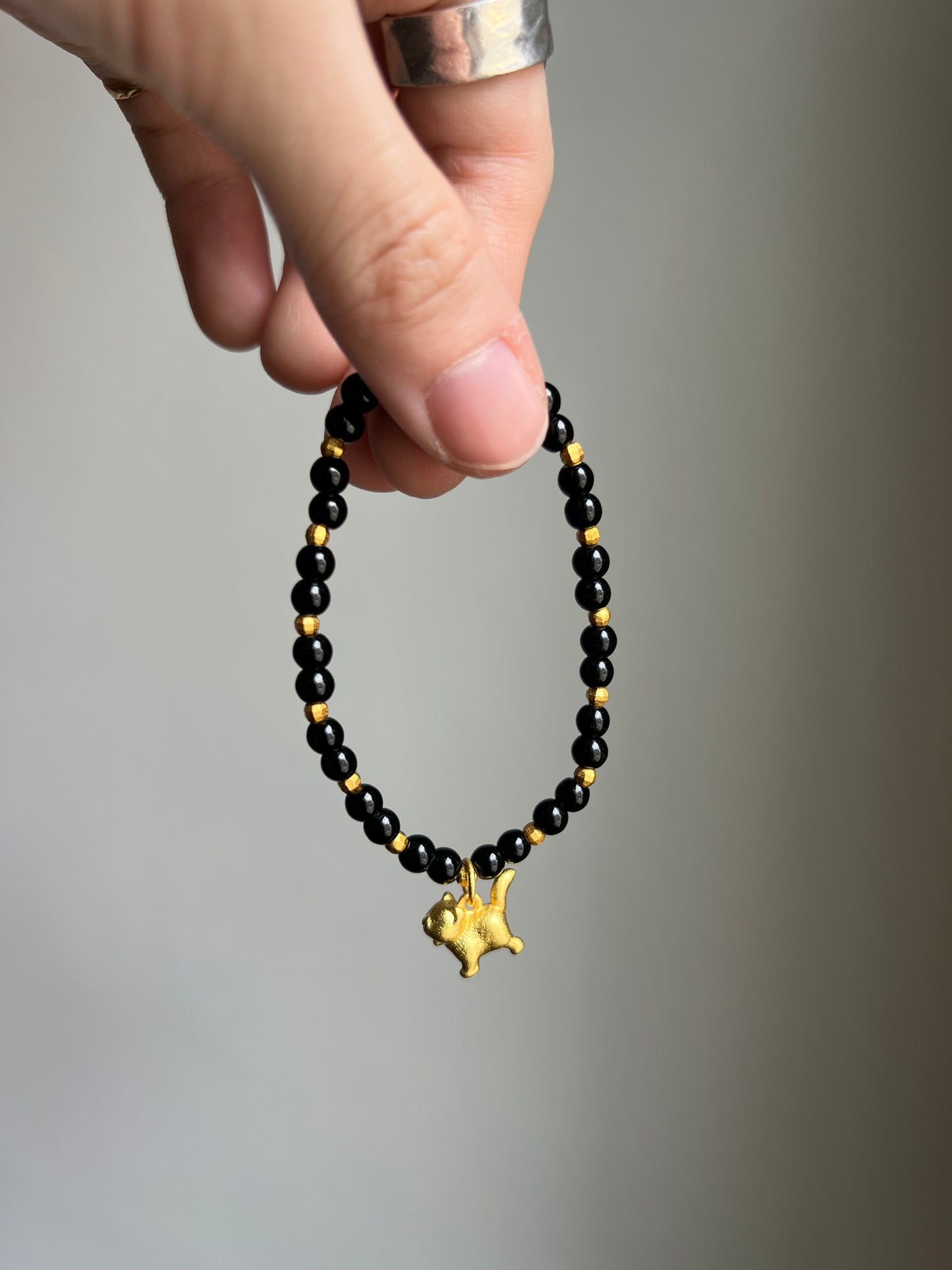 “momo’s high five” bracelet (assorted)