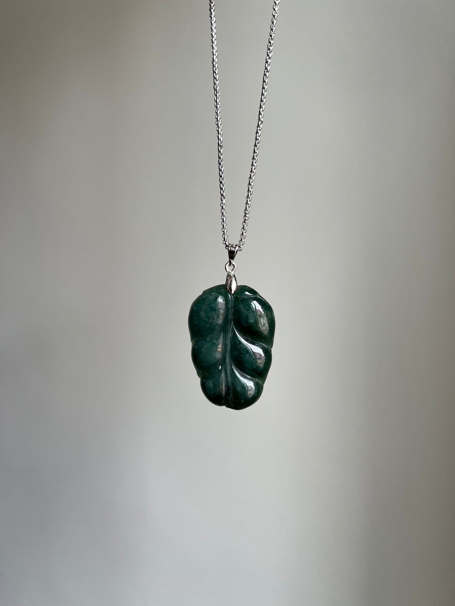 "intertwine" dark green jadeite leaf necklace