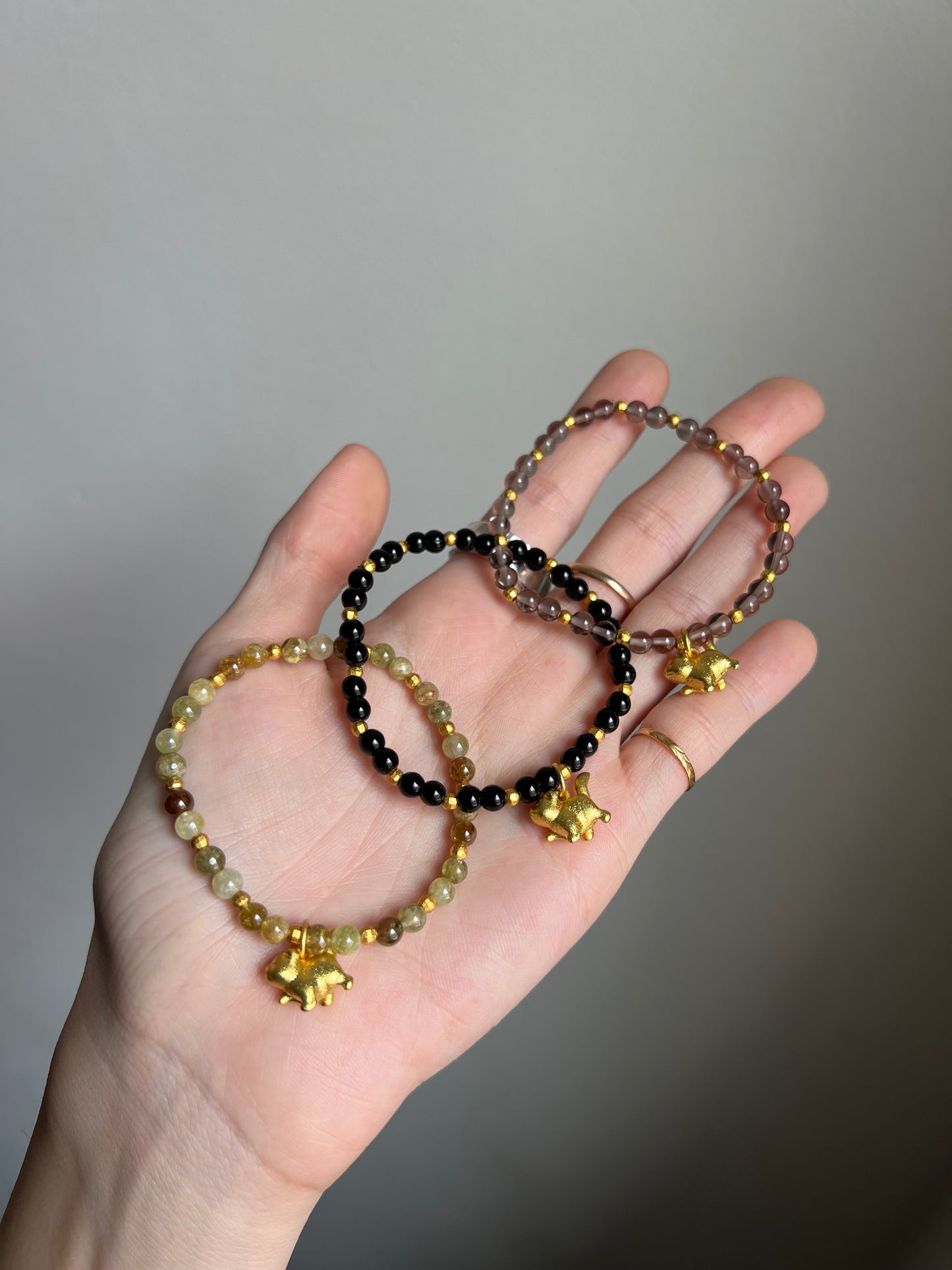 “momo’s high five” bracelet (assorted)